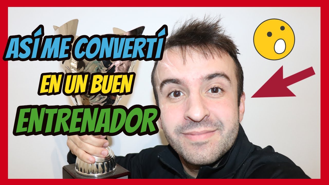 Hombre sonriente sosteniendo un trofeo con texto llamativo sobre convertirse en entrenador; Encuentra al Mejor Entrenador Deportivo para Ti.